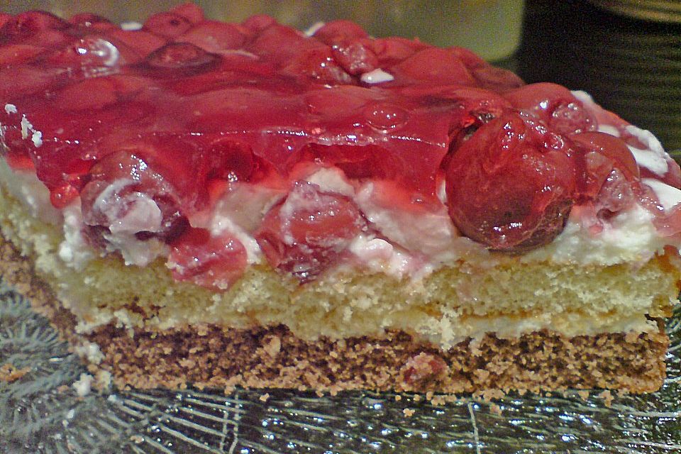 Traumhafte Kirschtorte mit zweifarbigem Boden und Vanillecreme-Füllung