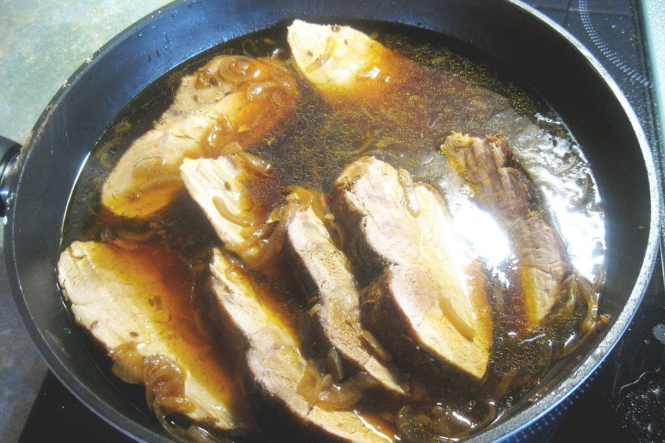 Einfacher Schweinebraten mit heller Sauce