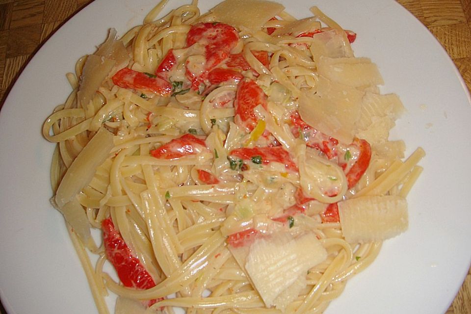 Sommer-Linguine mit Paprika und Basilikum