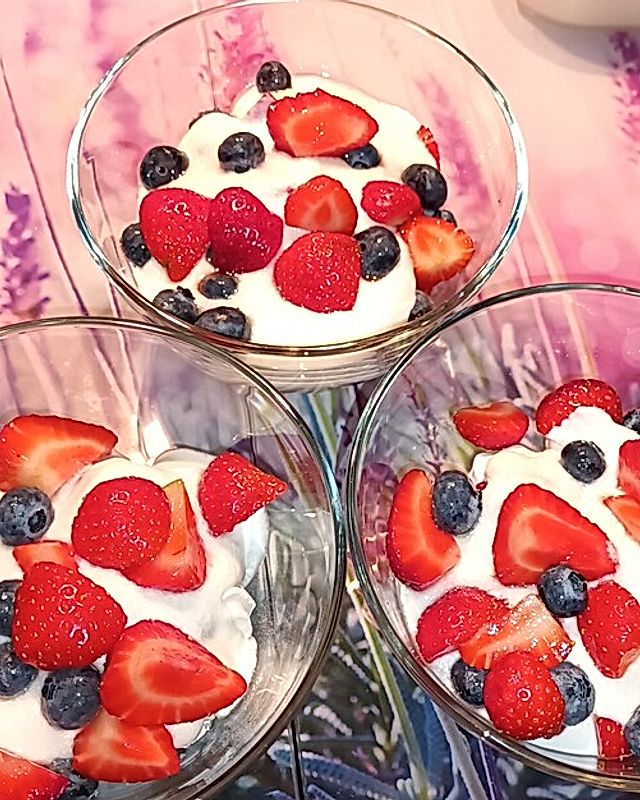 Heidelbeer-Vanillequark Dessert mit Erdbeeren