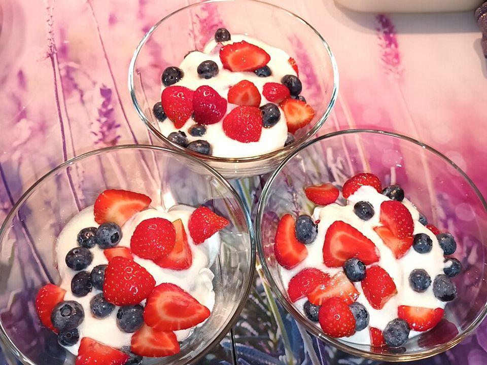 Heidelbeer-Vanillequark Dessert mit Erdbeeren von mariowindi| Chefkoch