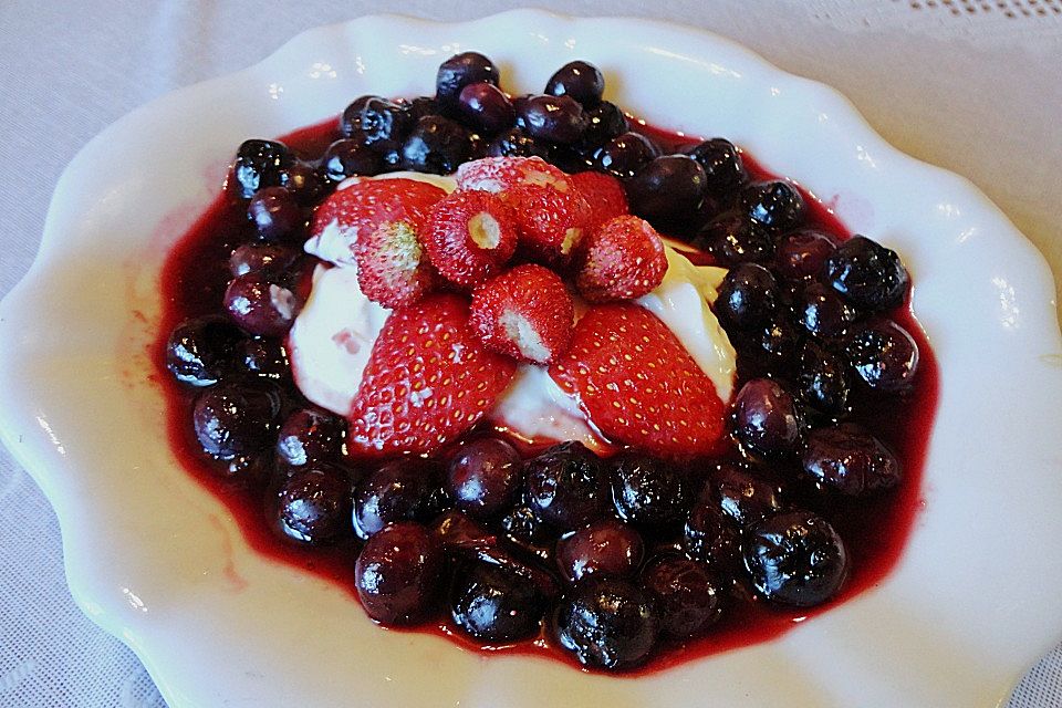 Heidelbeer-Vanillequark Dessert mit Erdbeeren