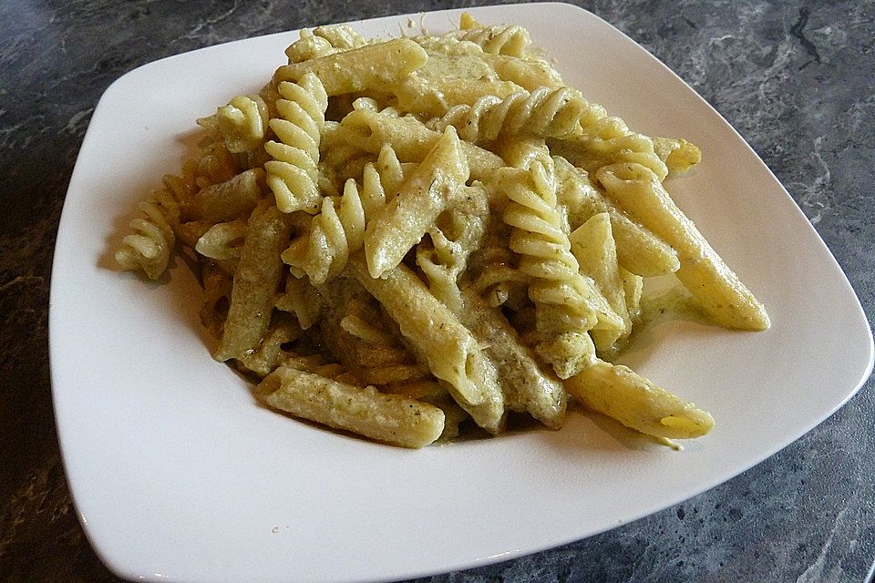 Nudelauflauf mit Pesto-Sahnesoße