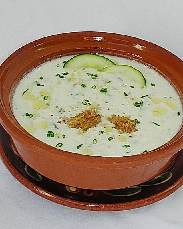 Kalte bulgarische Joghurtsuppe