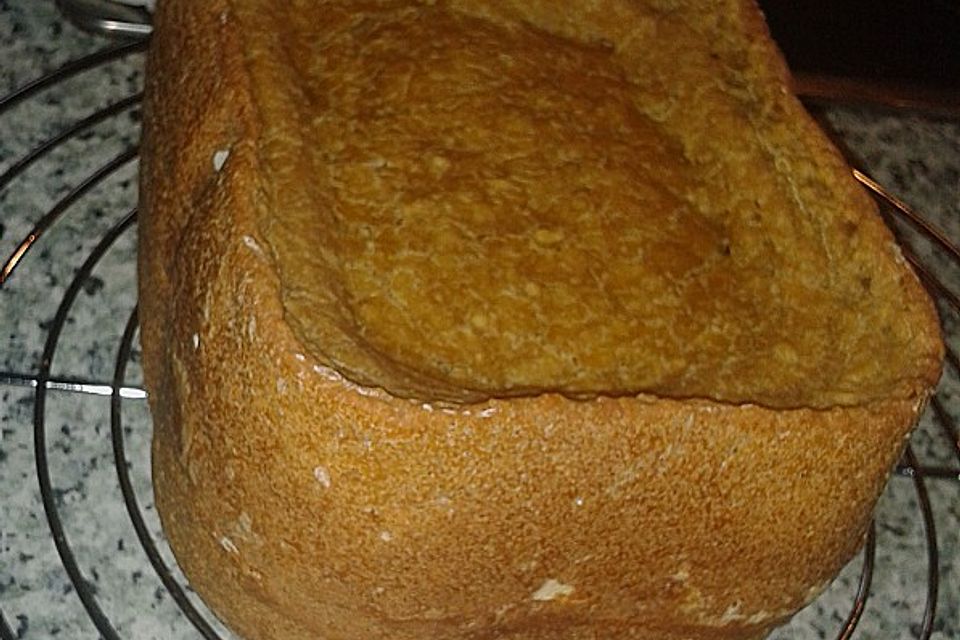 Süßes Brot mit Möhren und Apfel