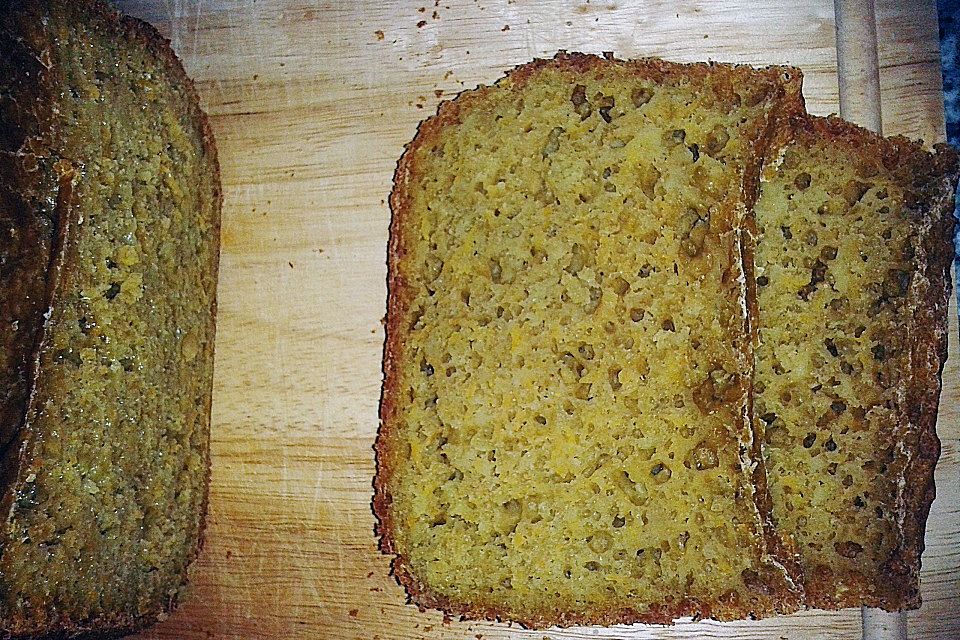 Süßes Brot mit Möhren und Apfel