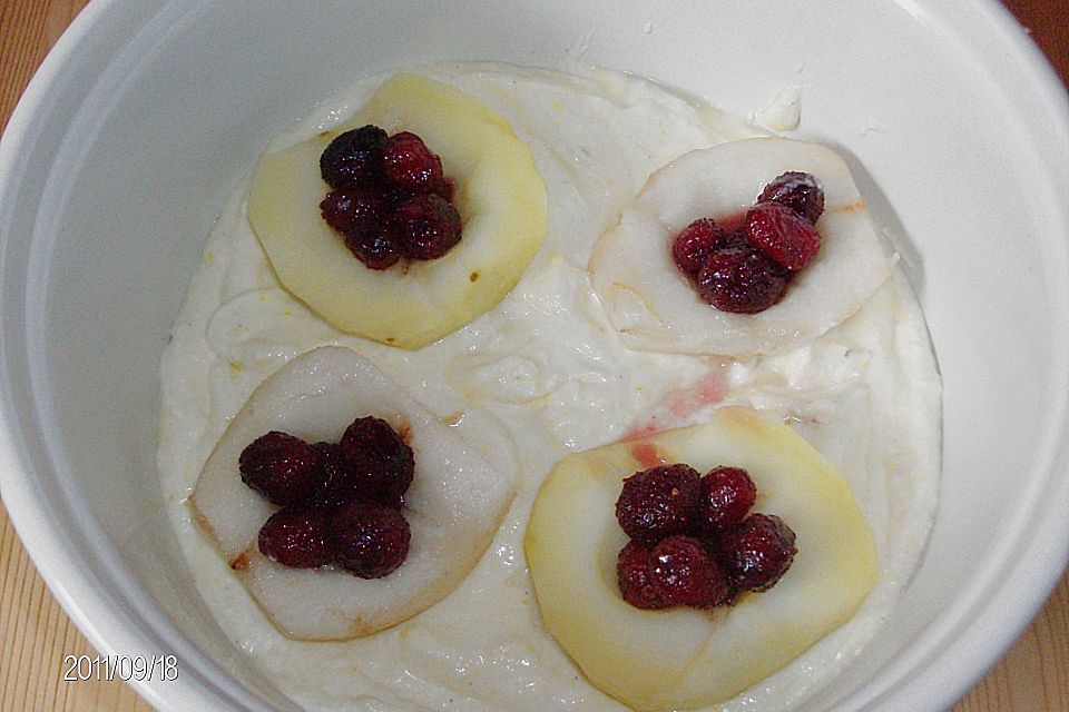 Grießauflauf mit Birnen und Cranberries