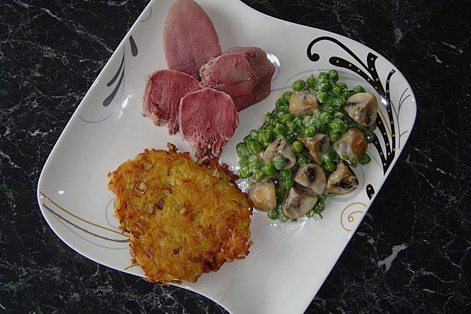 Schweinezunge mit Erbsen-Pilzgemüse und Lauchrösti