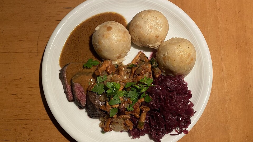 Hirschrücken, NT gegart, mit Pfifferlingen und Lauchzwiebeln von inwong