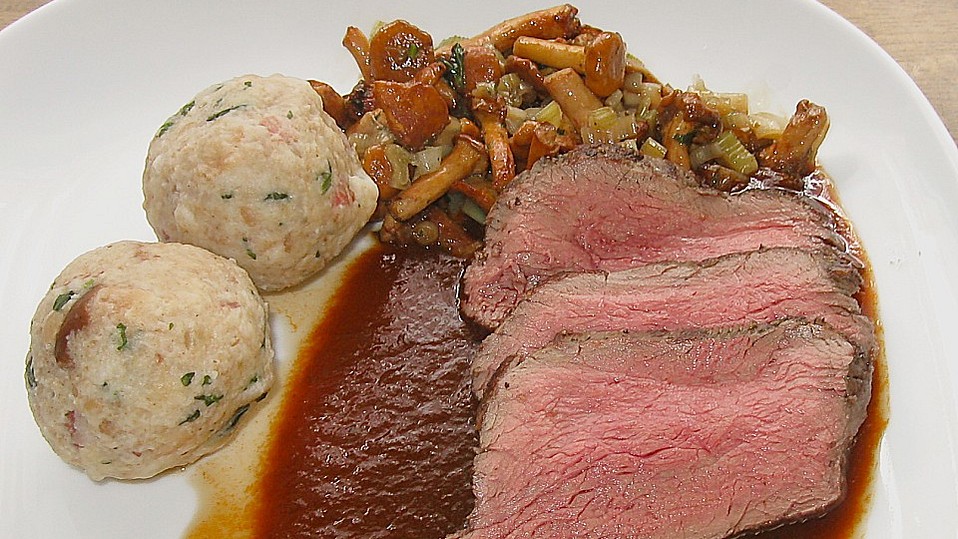 Hirschrücken, NT gegart, mit Pfifferlingen und Lauchzwiebeln von inwong