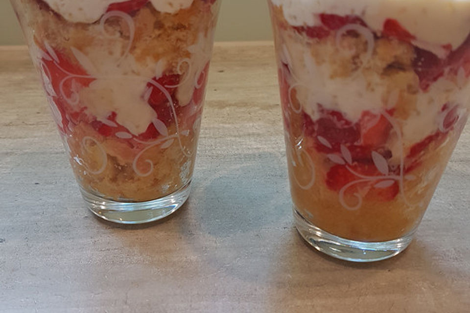 Erdbeerdessert mit Crème fraîche Erdbeerdessert mit Crème fraîche