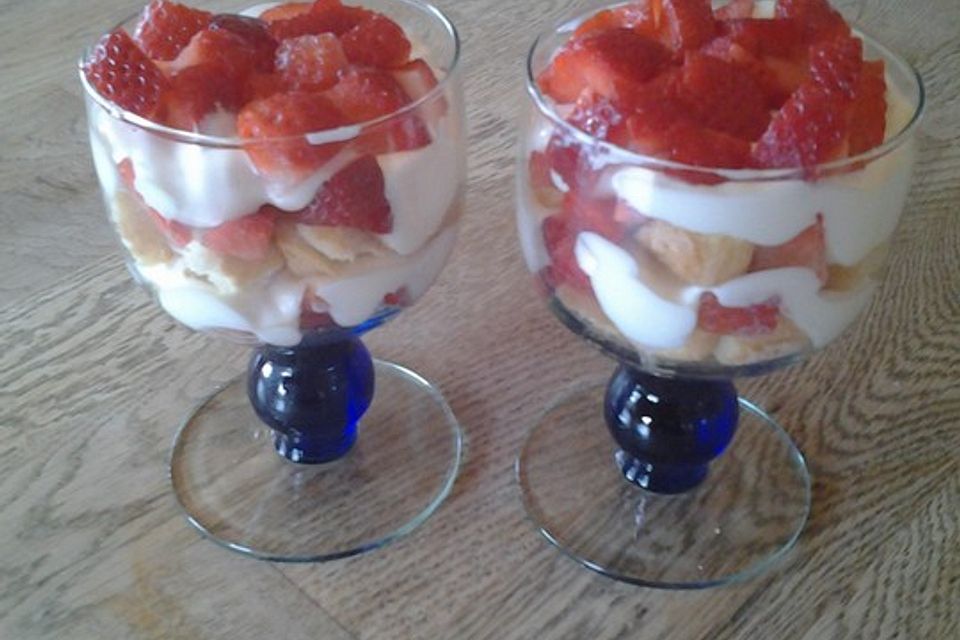 Erdbeerdessert mit Crème fraîche Erdbeerdessert mit Crème fraîche