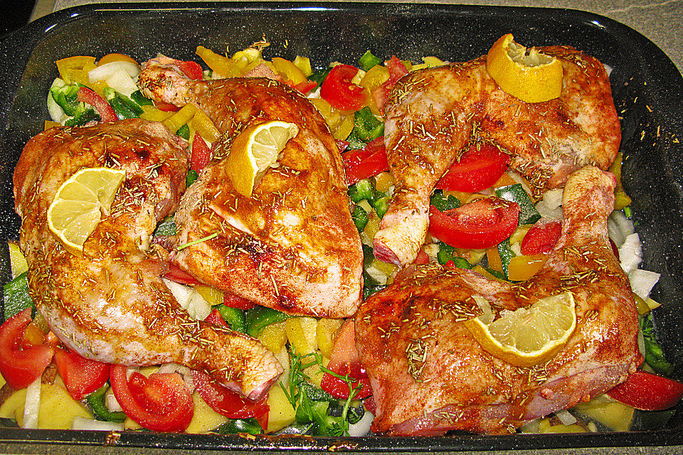 Hähnchen auf Gemüsebett aus dem Backofen