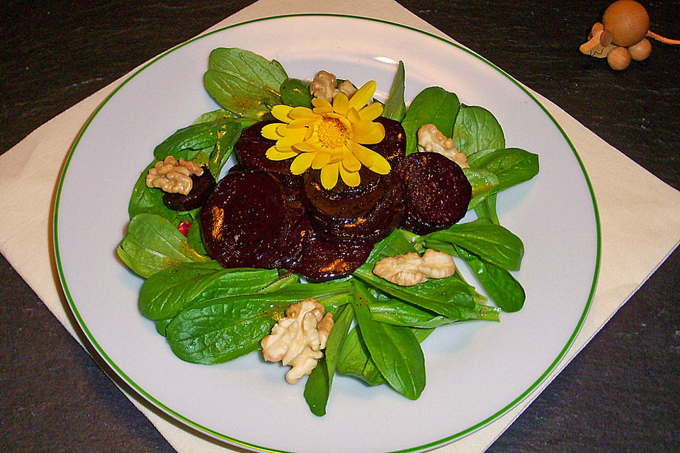 Rote Bete gebraten mit Walnüssen und Salat