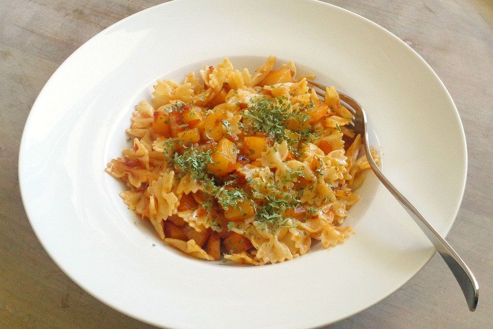 Farfalle mit Zwiebeln und Kartoffeln nach Großmutters Art