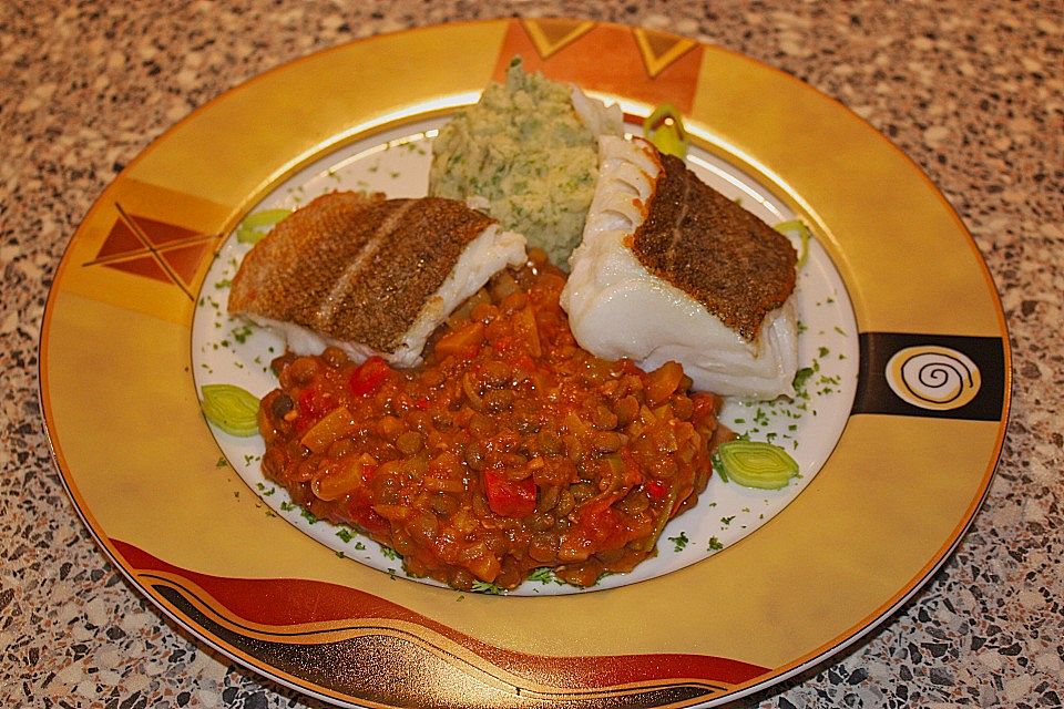 Fischfilet, gebraten auf Linsengemüse