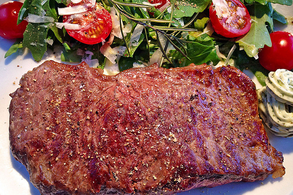 Gegrilltes Kräutersteak mit eingelegten Zwiebeln und Rucola