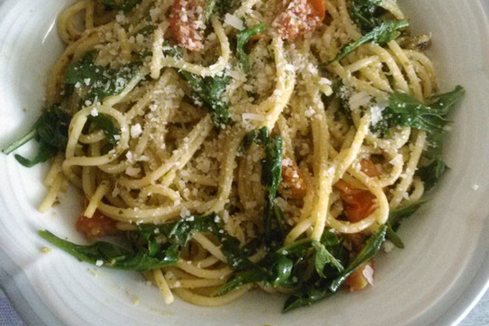 Spaghetti mit Rucola und Pesto