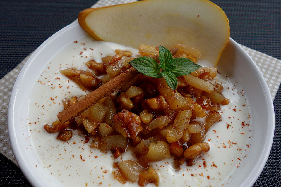 Joghurt mit karamellisierten Äpfeln, Birnen und Nüssen