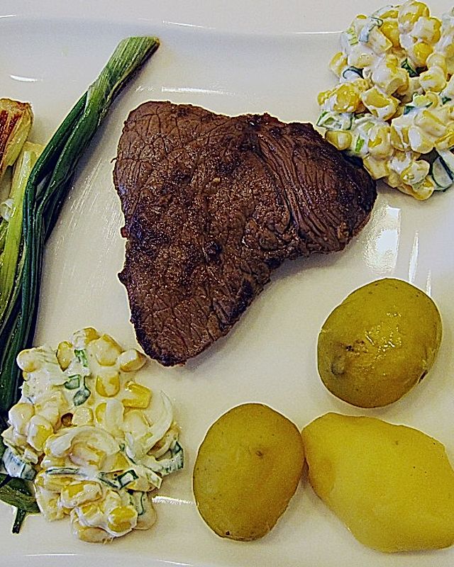 Gewürzte Steaks mit Jungzwiebeln und Mais-Relish