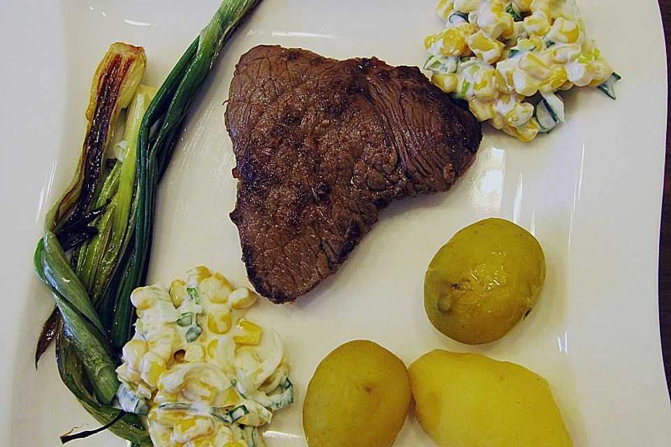 Gewürzte Steaks mit Jungzwiebeln und Mais-Relish