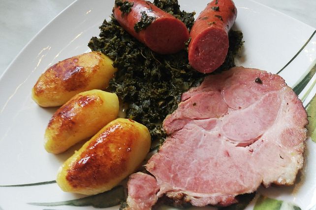 Grünkohl mit Kasseler, Kohlwürsten und Schweinebacke, dazu süße ...