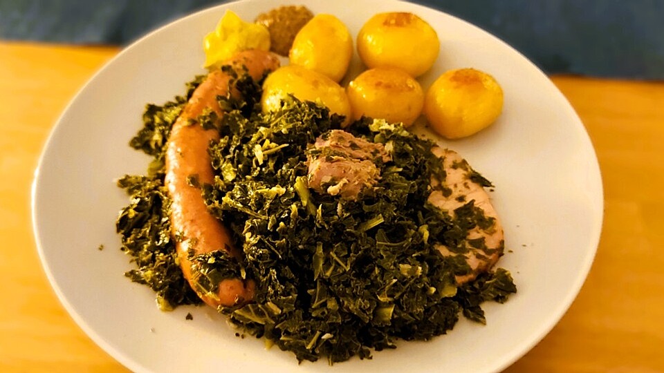 Grünkohl mit Kasseler, Kohlwürsten und Schweinebacke, dazu süße ...