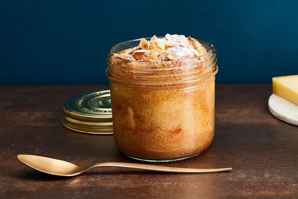 Apfelkuchen mit Schuss aus dem Glas