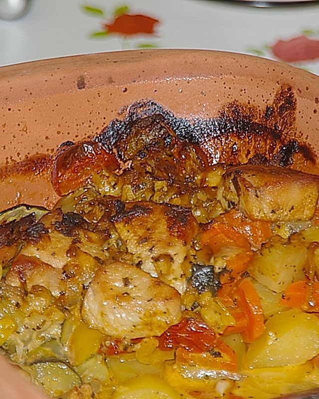 Putenmedaillons auf Gemüse im Römertopf in einer Parmesan-Ingwer-Sauce