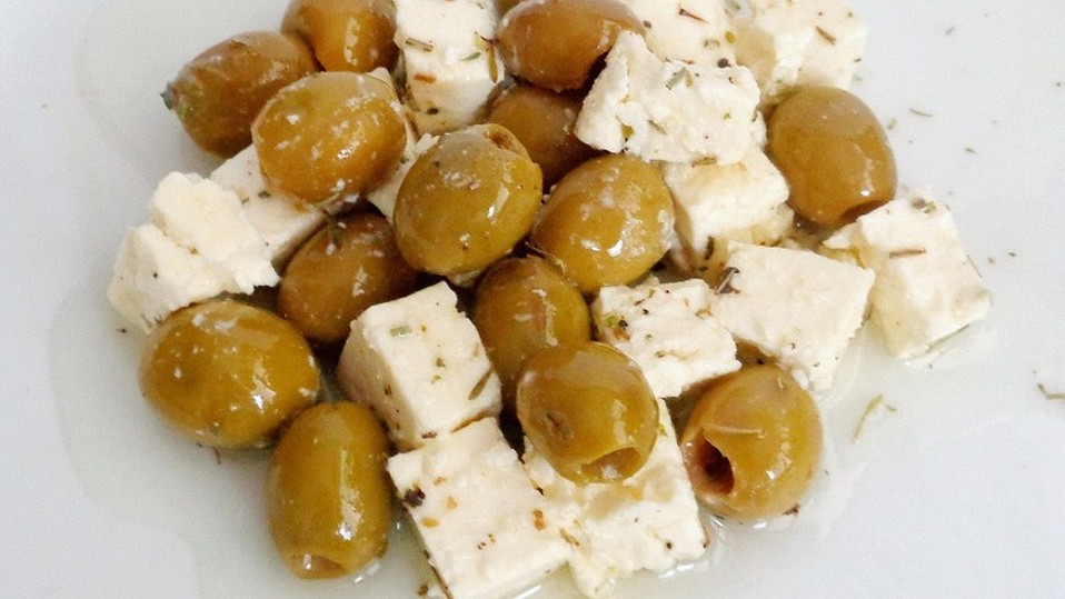 Eingelegte Oliven mit Feta