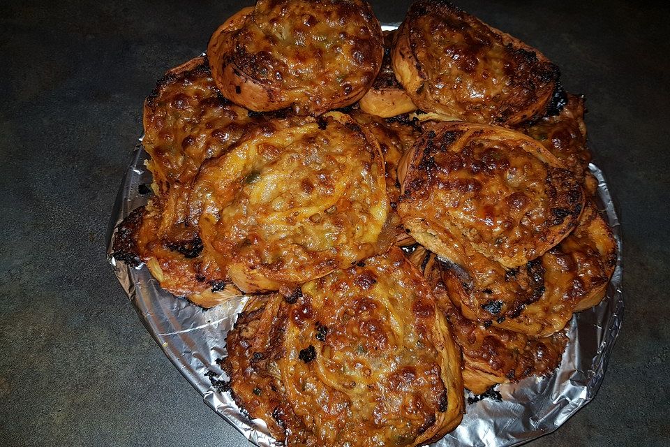 Mediterrane Hackfleisch-Blätterteig-Schnecken