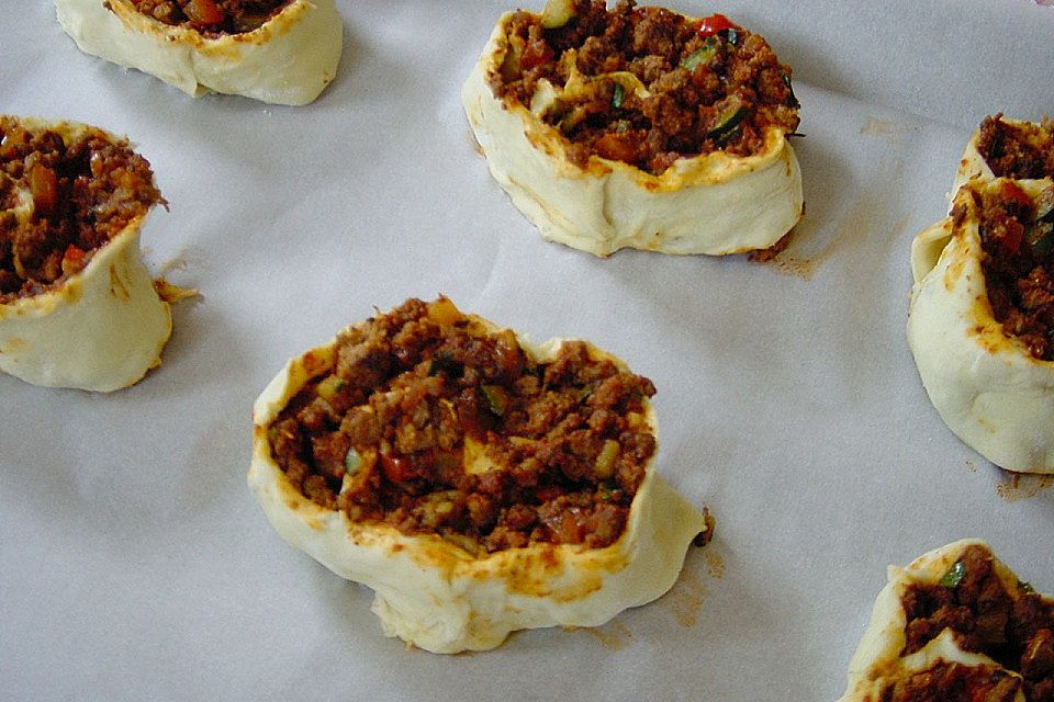 Mediterrane Hackfleisch-Blätterteig-Schnecken