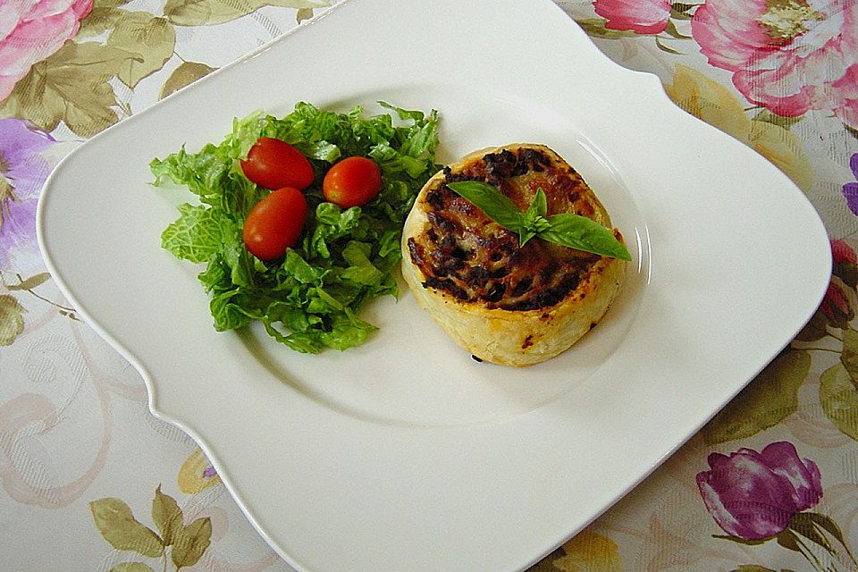 Mediterrane Hackfleisch-Blätterteig-Schnecken