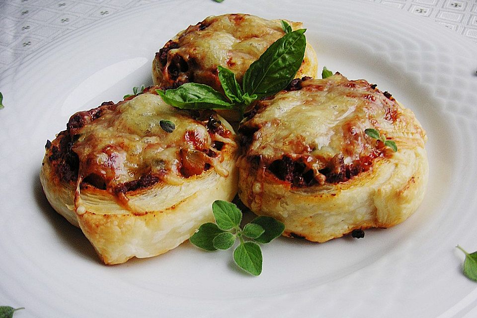 Mediterrane Hackfleisch-Blätterteig-Schnecken