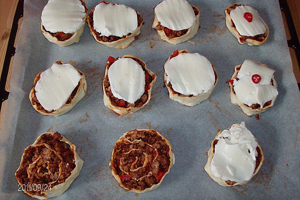 Mediterrane Hackfleisch-Blätterteig-Schnecken