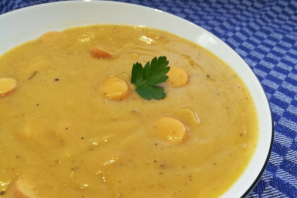 Kartoffelsuppe mit Dill und Wiener Würstchen