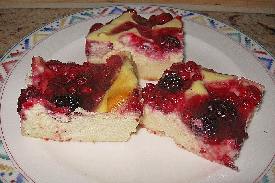 Käsekuchen mit Beerengrütze