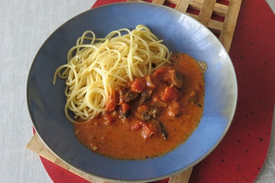 Pasta mit Tomaten-Champignon-Sauce