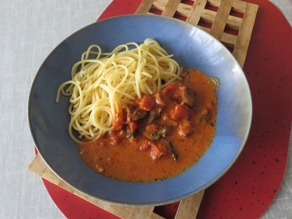 Pasta Mit Champignons Und Tomaten