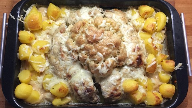 Blumenkohl im Hackfleischring von A.Dede