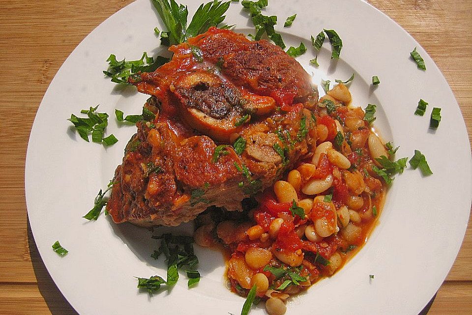 Kalbsbeinscheiben mit weißen Bohnen, Tomaten und Liebstöckel