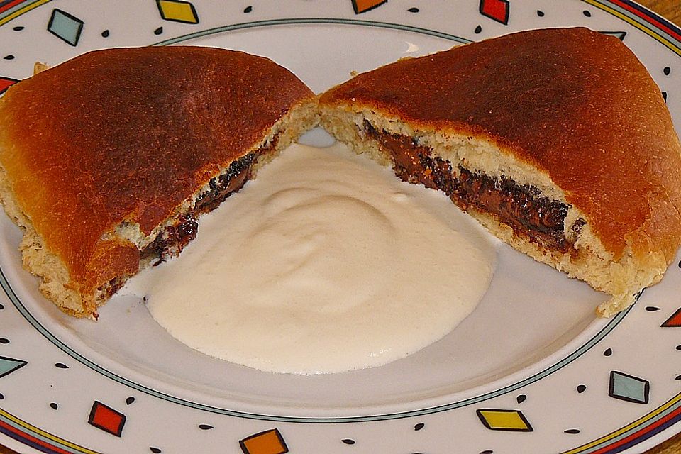 Buchteln mit Marmeladenfüllung und Vanillesoße