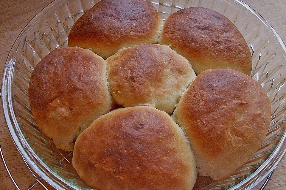 Buchteln mit Marmeladenfüllung und Vanillesoße