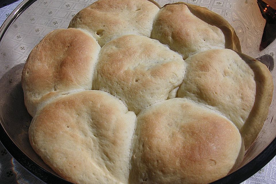 Buchteln mit Marmeladenfüllung und Vanillesoße