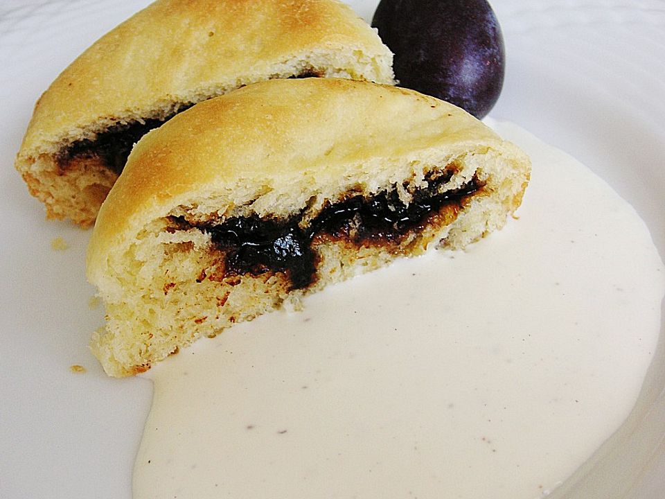 Buchteln mit Marmeladenfüllung und Vanillesoße von chelsy86| Chefkoch