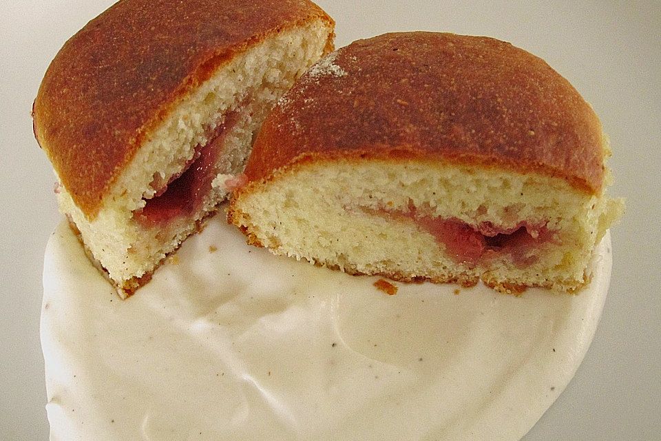 Buchteln mit Marmeladenfüllung und Vanillesoße