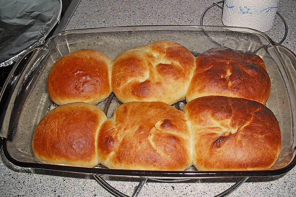 Buchteln mit Marmeladenfüllung und Vanillesoße