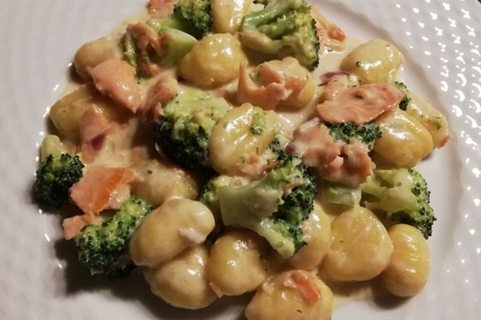 Schnelle Lachspfanne mit Gnocchi