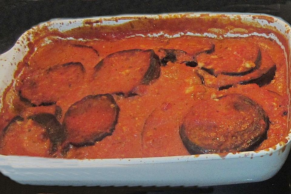 Auberginenauflauf mit Tomaten und Schafskäse mediterran