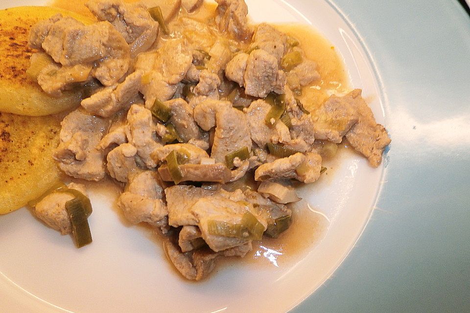 Geschnetzeltes in Frischkäsesauce mit Champignons und Lauchzwiebeln